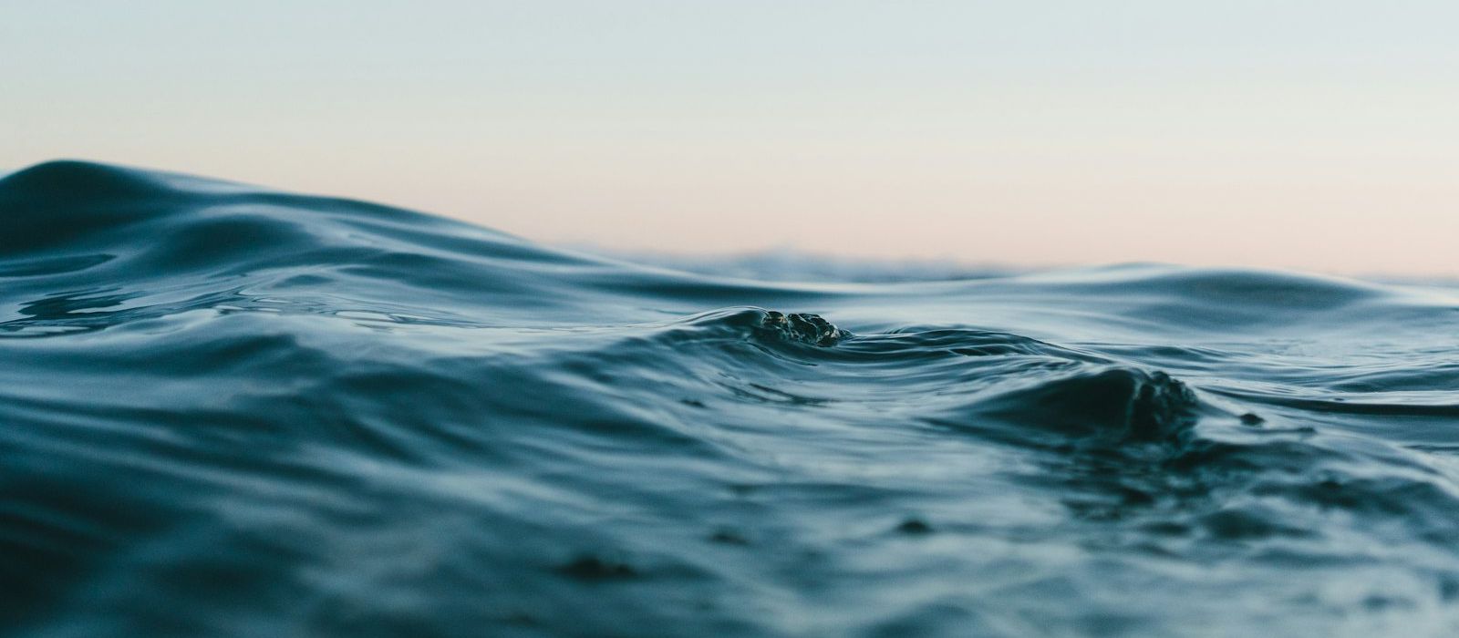 夕暮れのおだやかな海