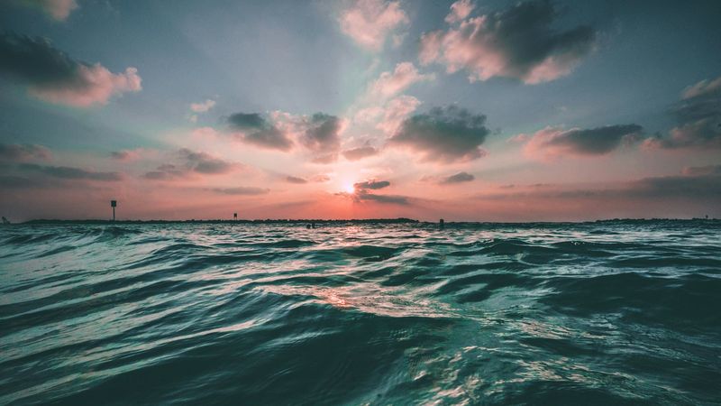 夕暮れの海